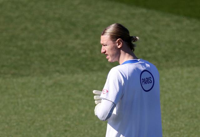 Paris Saint-Germain's Russian goalkeeper #39 Matvey Safonov arrives for a training session at the Campus Paris Saint-Germain in Poissy, on the western outskirts of Paris on April 7, 2026, on the eve of the UEFA Champions League quarter-final first leg football match against Liverpool F.C. (Photo by FRANCK FIFE / AFP)