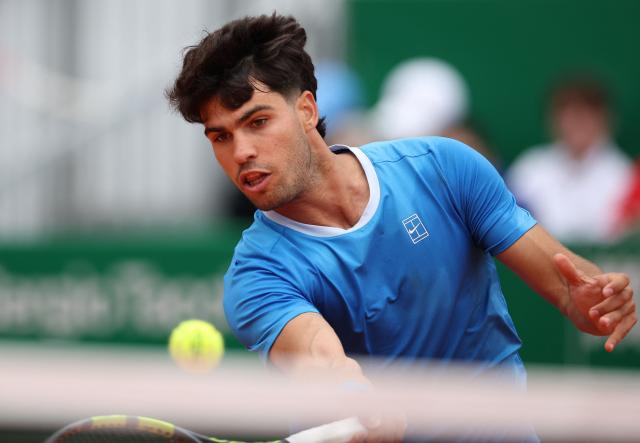 Spain's Carlos Alcaraz plays a forehand return to Argentina's Sebastian Baez during the Monte Carlo ATP Masters Series Tournament round of 64 tennis match on Court Rainier III at the Monte-Carlo Country Club in Roquebrune-Cap-Martin, south-eastern France on April 7, 2026. (Photo by Valery HACHE / AFP)