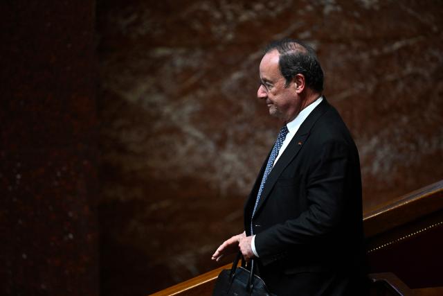 Socialistes et Apparentes' MP Francois Hollande attends a session of questions to the government at The National Assembly, France's lower house of parliament in Paris on April 7, 2026. (Photo by JULIEN DE ROSA / AFP)