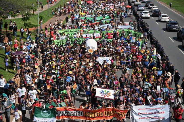 Indigenous people march to the Congress building during the annual Indigenous gathering Acampamento Terra Livre (ATL) in Brasilia on April 7, 2026. Around 7,000 indigenous people from several ethnic groups take part in the week-long protest to demand land rights, justice, and equal treatment. (Photo by Evaristo Sa / AFP)