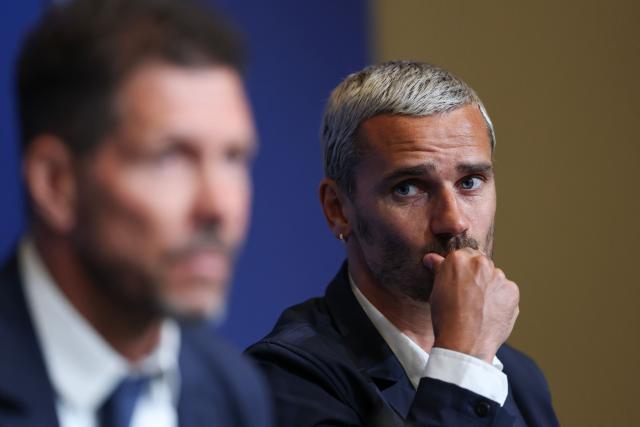 Atletico Madrid's French forward #07 Antoine Griezmann (R) looks towards Atletico Madrid's Argentine coach Diego Simeone during a press conference on the eve of their UEFA Champions League quarter final football match against FC Barcelona at the Nou Camp stadium in Barcelona, on April 7, 2026. (Photo by Lluis GENE / AFP)