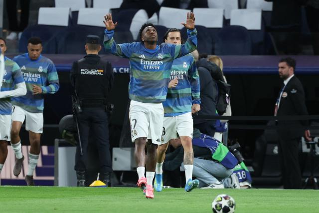 Real Madrid's Brazilian forward #07 Vinicius Junior warms up before the UEFA Champions League quarter final first leg football match between Real Madrid CF and FC Bayern Munich at Santiago Bernabeu Stadium in Madrid on April 7, 2026. (Photo by Thomas COEX / AFP)