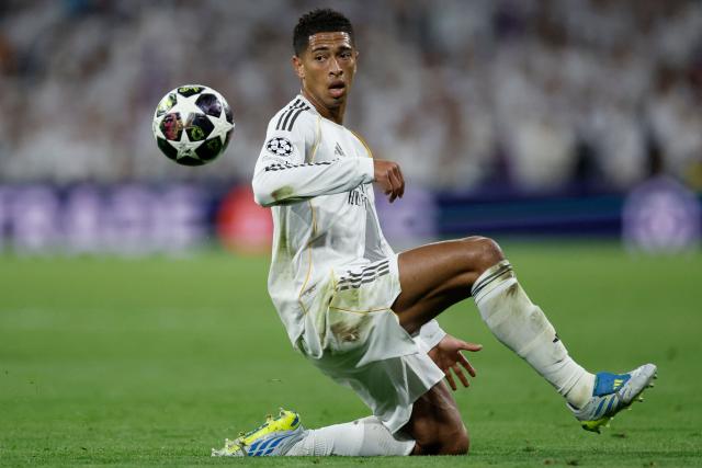 Real Madrid's English midfielder #05 Jude Bellingham controls the ball during the UEFA Champions League quarter final first leg football match between Real Madrid CF and FC Bayern Munich at Santiago Bernabeu Stadium in Madrid on April 7, 2026. (Photo by Oscar DEL POZO / AFP)