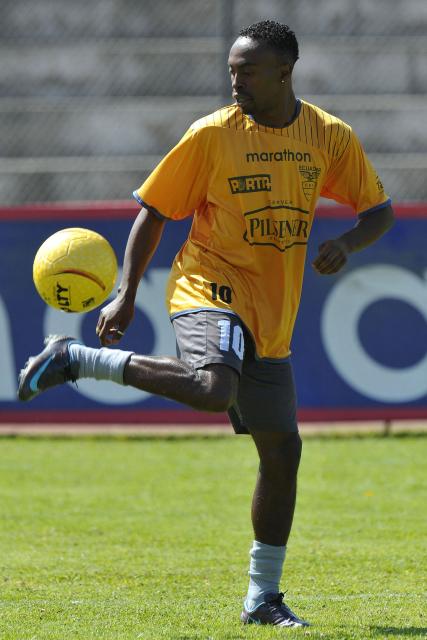 (FILES) Ecuadorean footballer Christian Lara during a training session  on August 31, 2009, 2009 in Quito. Ecuador will face Colombia September 5 in a South American Fifa World Cup South Africa 2010 qualifier. Ecuadorian police arrested former national team player Christian Lara and three other people on April 7, 2026, for an attempted robbery at a store in Quito. The offensive midfielder, who retired in 2018, was driving the vehicle in which the criminals were traveling, according to police. After foiling the robbery, officers seized three weapons, including a homemade submachine gun. (Photo by RODRIGO BUENDIA / AFP)