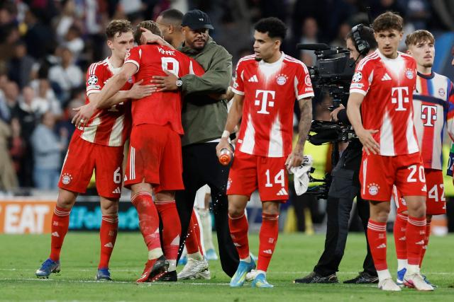 Bayern Munich's Belgian head coach Vincent Kompany (3L) celebrates with players at the end the UEFA Champions League quarter final first leg football match between Real Madrid CF and FC Bayern Munich at Santiago Bernabeu Stadium in Madrid on April 7, 2026. (Photo by Oscar DEL POZO / AFP)
