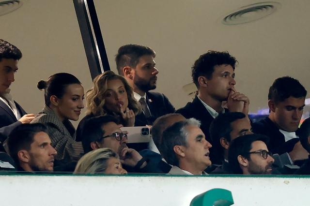 Formula One British driver Lando Norris (2nd R, back) and his girfriend Margarida Corceiro (C, back) attend the UEFA Champions League quarter final first leg football match between Sporting CP and Arsenal at Jose Alvalade stadium in Lisbon on April 7, 2026. (Photo by FILIPE AMORIM / AFP)