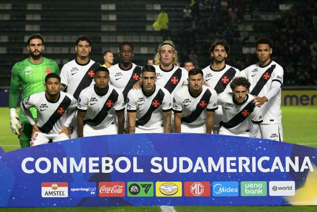 Players of Vasco da Gama pose for a picture ahead of the Copa Sudamericana group stage football match between Argentina's Barracas Central and Brazil's Vasco da Gama at the Florencio Sola stadium in Banfield, Buenos Aires province, Argentina, on April 7, 2026. (Photo by JUAN MABROMATA / AFP)