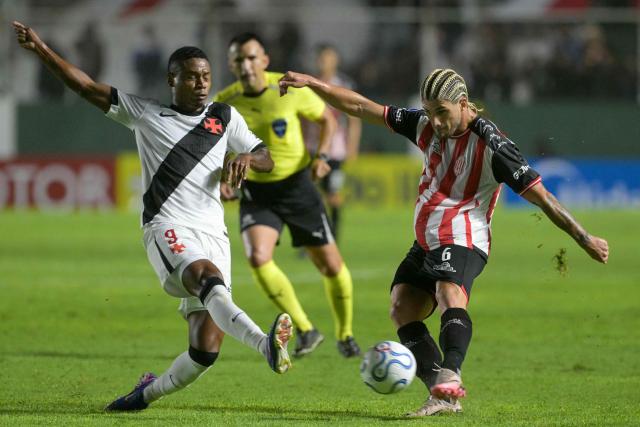 Vasco da Gama's forward #09 Matheus Franca and Barracas Central's defender #06 Rodrigo Insua fight for the ball during the Copa Sudamericana group stage football match between Argentina's Barracas Central and Brazil's Vasco da Gama at the Florencio Sola stadium in Banfield, Buenos Aires province, Argentina, on April 7, 2026. (Photo by JUAN MABROMATA / AFP)