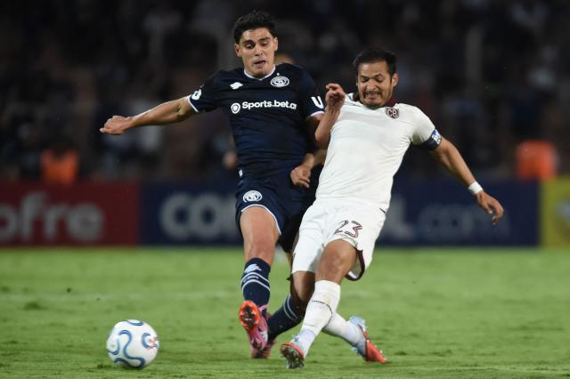 Independiente Rivadavia's forward #43 Fabrizio Sartori and Fluminense's defender #23 Guga fight for the ball during the Copa Libertadores group stage football match between Argentina's Independiente Rivadavia and Bolivia's Bolivar at the Malvinas Argentinas stadium in Mendoza, Argentina, on April 7, 2026. (Photo by Andres LARROVERE / AFP)