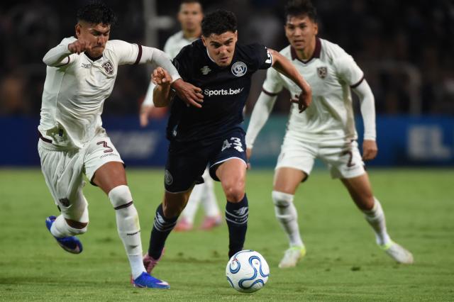 Bolivar's defender #03 Xavier Arreaga and Independiente Rivadavia's forward #43 Fabrizio Sartori fight for the ball during the Copa Libertadores group stage football match between Argentina's Independiente Rivadavia and Bolivia's Bolivar at the Malvinas Argentinas stadium in Mendoza, Argentina, on April 7, 2026. (Photo by Andres LARROVERE / AFP)