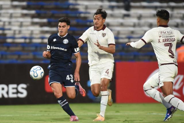 Independiente Rivadavia's forward #43 Fabrizio Sartori and Bolivar's defender #04 Jose Sagredo fight for the ball during the Copa Libertadores group stage football match between Argentina's Independiente Rivadavia and Bolivia's Bolivar at the Malvinas Argentinas stadium in Mendoza, Argentina, on April 7, 2026. (Photo by Andres LARROVERE / AFP)