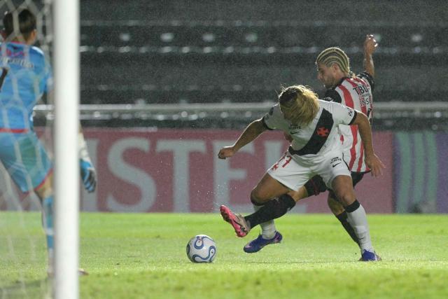 Vasco da Gama's Argentinian forward #77 Claudio Spinelli and Barracas Central's defender #06 Rodrigo Insua fight for the ball during the Copa Sudamericana group stage football match between Argentina's Barracas Central and Brazil's Vasco da Gama at the Florencio Sola stadium in Banfield, Buenos Aires province, Argentina, on April 7, 2026. (Photo by JUAN MABROMATA / AFP)