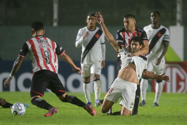 Vasco da Gama's midfielder #98 Joao Pedro is fouled by Barracas Central's defender #32 Fernando Tobio during the Copa Sudamericana group stage football match between Argentina's Barracas Central and Brazil's Vasco da Gama at the Florencio Sola stadium in Banfield, Buenos Aires province, Argentina, on April 7, 2026. (Photo by JUAN MABROMATA / AFP)