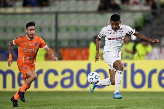 Fluminense's midfielder #35 Hercules runs with the ball past Deportivo La Guaira's defender #16 Luis Pena during the Copa Libertadores group stage football match between Venezuela's Deportivo La Guaira and Brazil's Fluminense at the Olimpico de la UCV stadium in Caracas on April 7, 2026. (Photo by Juan BARRETO / AFP)