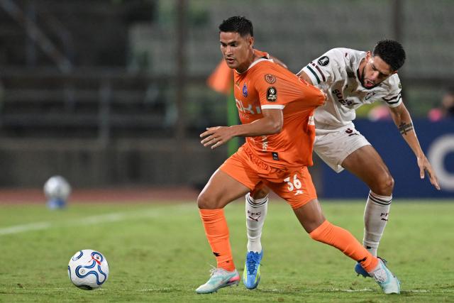 Deportivo La Guaira's Colombian forward #36 Flabian Londono and Fluminense's defender #03 Jemmes fight for the ball during the Copa Libertadores group stage football match between Venezuela's Deportivo La Guaira and Brazil's Fluminense at the Olimpico de la UCV stadium in Caracas on April 7, 2026. (Photo by Juan BARRETO / AFP)