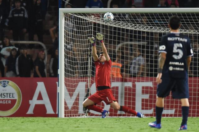 Bolivar's goalkeeper #01 Carlos Lampe clears a ball for a corner kick during the Copa Libertadores group stage football match between Argentina's Independiente Rivadavia and Bolivia's Bolivar at the Malvinas Argentinas stadium in Mendoza, Argentina, on April 7, 2026. (Photo by Andres LARROVERE / AFP)