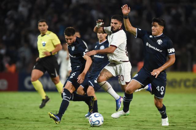 Bolivar's midfielder #80 Carlos Antonio Melgar (C) fights for the ball with Independiente Rivadavia's defender #36 Ezequiel Bonifacio and Independiente Rivadavia's Paraguayan defender #40 Ivan Villalba during the Copa Libertadores group stage football match between Argentina's Independiente Rivadavia and Bolivia's Bolivar at the Malvinas Argentinas stadium in Mendoza, Argentina, on April 7, 2026. (Photo by Andres LARROVERE / AFP)