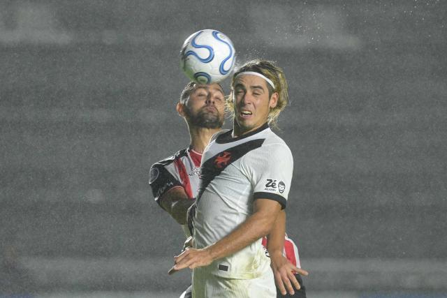 Barracas Central's defender #31 Nicolas Demartini and Vasco da Gama's Argentinian forward #77 Claudio Spinelli fight for the ball during the Copa Sudamericana group stage football match between Argentina's Barracas Central and Brazil's Vasco da Gama at the Florencio Sola stadium in Banfield, Buenos Aires province, Argentina, on April 7, 2026. (Photo by JUAN MABROMATA / AFP)