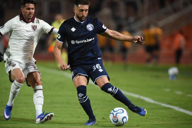 Bolivar's Argentine forward #17 Patricio Rodriguez and Independiente Rivadavia's defender #36 Ezequiel Bonifacio fight for the ball during the Copa Libertadores group stage football match between Argentina's Independiente Rivadavia and Bolivia's Bolivar at the Malvinas Argentinas stadium in Mendoza, Argentina, on April 7, 2026. (Photo by Andres LARROVERE / AFP)