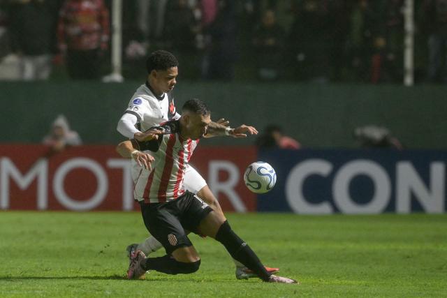 Barracas Central's forward #11 Norberto Briasco and Vasco da Gama's defender #64 Walace fight for the ball during the Copa Sudamericana group stage football match between Argentina's Barracas Central and Brazil's Vasco da Gama at the Florencio Sola stadium in Banfield, Buenos Aires province, Argentina, on April 7, 2026. (Photo by JUAN MABROMATA / AFP)
