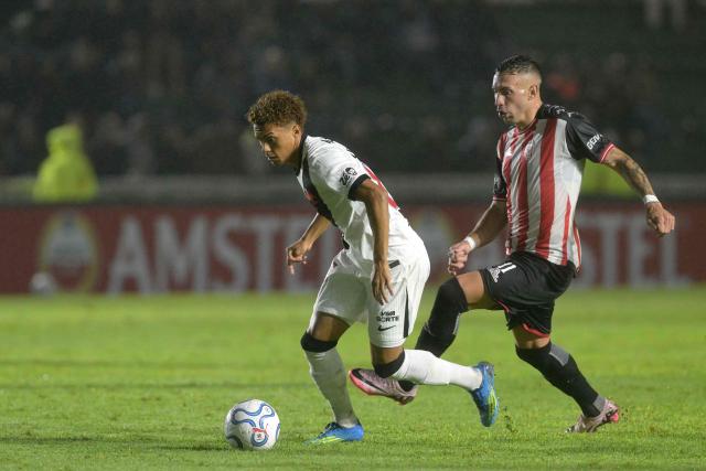 Vasco da Gama's midfielder #86 Lukas Zuccarello and Barracas Central's forward #11 Norberto Briasco fight for the ball during the Copa Sudamericana group stage football match between Argentina's Barracas Central and Brazil's Vasco da Gama at the Florencio Sola stadium in Banfield, Buenos Aires province, Argentina, on April 7, 2026. (Photo by JUAN MABROMATA / AFP)