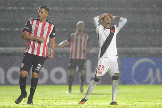 Vasco da Gama's midfielder #28 Adson reacts after failing to score next to Barracas Central's defender #32 Fernando Tobio during the Copa Sudamericana group stage football match between Argentina's Barracas Central and Brazil's Vasco da Gama at the Florencio Sola stadium in Banfield, Buenos Aires province, Argentina, on April 7, 2026. (Photo by JUAN MABROMATA / AFP)