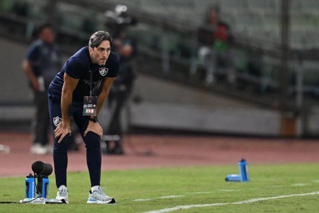 Fluminense's Argentine head coach Luis Zubeldia gestures during the Copa Libertadores group stage football match between Venezuela's Deportivo La Guaira and Brazil's Fluminense at the Olimpico de la UCV stadium in Caracas on April 7, 2026. (Photo by Juan BARRETO / AFP)