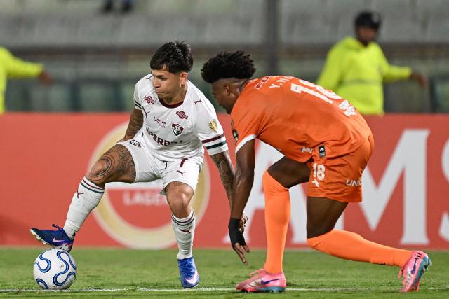 Fluminense's Venezuelan midfielder #07 Yeferson Soteldo and Deportivo La Guaira's forward #18 Yackson Rivas fight for the ball during the Copa Libertadores group stage football match between Venezuela's Deportivo La Guaira and Brazil's Fluminense at the Olimpico de la UCV stadium in Caracas on April 7, 2026. (Photo by Juan BARRETO / AFP)