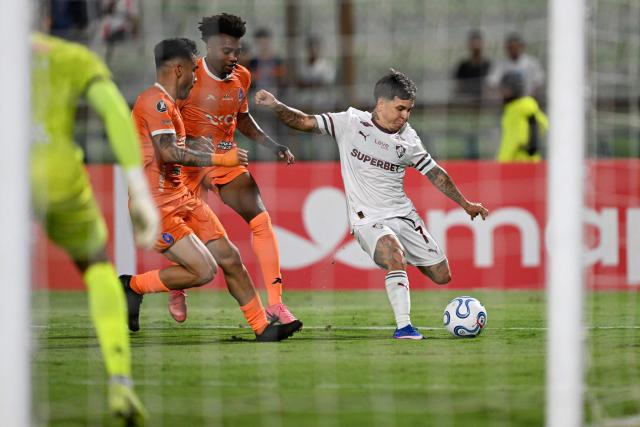 Fluminense's Venezuelan midfielder #07 Yeferson Soteldo shoots at goal during the Copa Libertadores group stage football match between Venezuela's Deportivo La Guaira and Brazil's Fluminense at the Olimpico de la UCV stadium in Caracas on April 7, 2026. (Photo by Juan BARRETO / AFP)