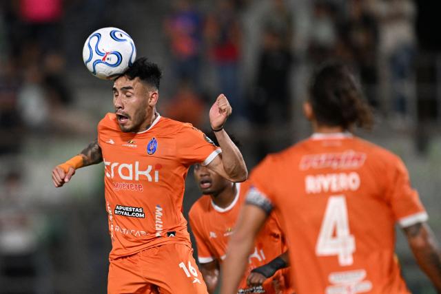 Deportivo La Guaira's defender #16 Luis Pena heads the ball during the Copa Libertadores group stage football match between Venezuela's Deportivo La Guaira and Brazil's Fluminense at the Olimpico de la UCV stadium in Caracas on April 7, 2026. (Photo by Juan BARRETO / AFP)