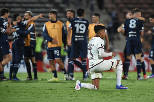 Bolivar's defender #03 Xavier Arreaga gestures as Independiente Rivadavia players celebrtae at the end of the Copa Libertadores group stage football match between Argentina's Independiente Rivadavia and Bolivia's Bolivar at the Malvinas Argentinas stadium in Mendoza, Argentina, on April 7, 2026. (Photo by Andres LARROVERE / AFP)