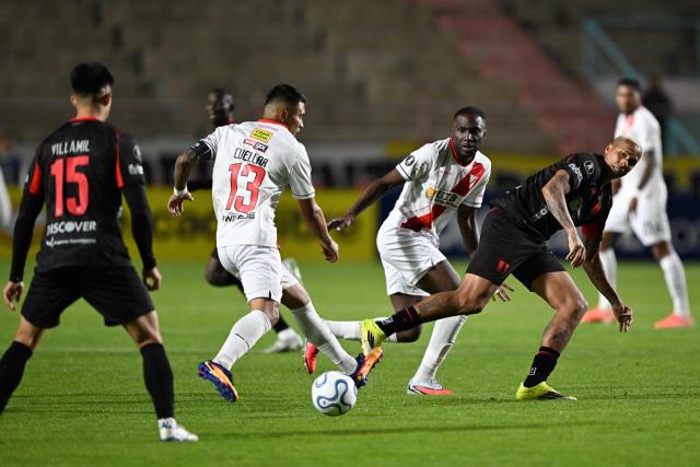 Always Ready's defender Hector Cuellar and Liga de Quito's Brazilian forward #16 Deyverson fight for the ball during the Copa Libertadores group stage football match between Bolivia's Always Ready and Ecuador's Liga de Quito at the Municipal de Villa Ingenio stadium in El Alto, La Paz department, Bolivia, on April 7, 2026. (Photo by AIZAR RALDES / AFP)