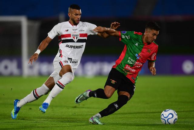 Sao Paulo's defender #4 Doria and Boston River's Argentine forward #32 Yair Gonzalez fight for the ball during the Copa Sudamericana group stage football match between Uruguay's Boston River and Brazil's Sao Paulo at the Centenario stadium in Montevideo on April 7, 2026. (Photo by Dante FERNANDEZ / AFP)