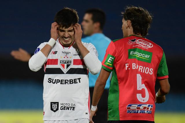 Sao Paulo's midfielder #16 Damián Bobadilla reacts during the Copa Sudamericana group stage football match between Uruguay's Boston River and Brazil's Sao Paulo at the Centenario stadium in Montevideo on April 7, 2026. (Photo by Dante FERNANDEZ / AFP)
