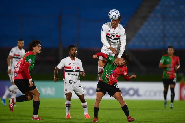 Sao Paulo's Argentine defender #13 Enzo Diaz and Boston River's defender #15 Lautaro Vazquez fight for the ball during the Copa Sudamericana group stage football match between Uruguay's Boston River and Brazil's Sao Paulo at the Centenario stadium in Montevideo on April 7, 2026. (Photo by Dante FERNANDEZ / AFP)