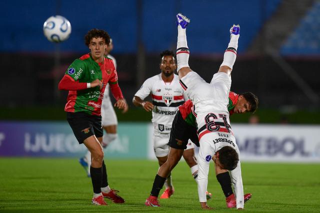 Sao Paulo's Argentine defender #13 Enzo Diaz and Boston River's defender #15 Lautaro Vazquez fight for the ball during the Copa Sudamericana group stage football match between Uruguay's Boston River and Brazil's Sao Paulo at the Centenario stadium in Montevideo on April 7, 2026. (Photo by Dante FERNANDEZ / AFP)