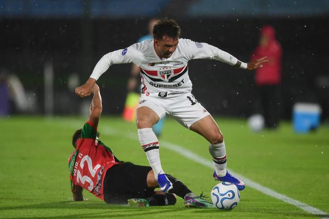 Boston River's Argentine forward #32 Yair Gonzalez and Sao Paulo's Argentine defender #13 Enzo Diaz fight for the ball during the Copa Sudamericana group stage football match between Uruguay's Boston River and Brazil's Sao Paulo at the Centenario stadium in Montevideo on April 7, 2026. (Photo by Dante FERNANDEZ / AFP)