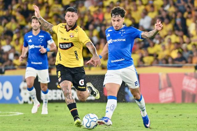 Barcelona's midfielder #08 Milton Celiz and Cruzeiro's forward #19 Kaio Jorge fight for the ball during the Copa Libertadores group stage football match between Ecuador's Barcelona and Brazil's Cruzeiro at the Monumental Banco Pichincha stadium in Guayaquil, Guayas province, Ecuador, on April 7, 2026. (Photo by MARCOS PIN / AFP)