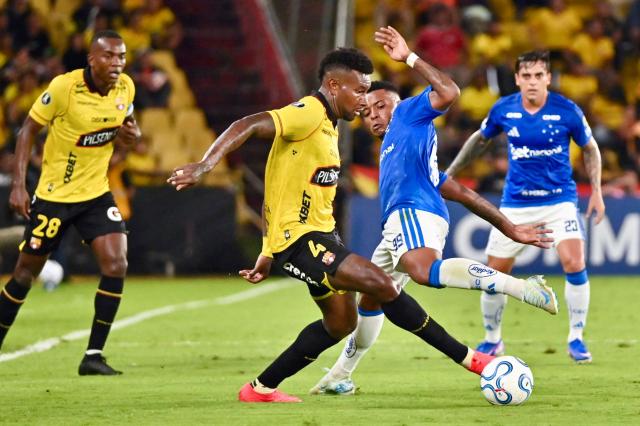 Barcelona's defender #04 Gustavo Vallecilla and Cruzeiro's Ecuadorean forward Keny Arroyo fight for the ball during the Copa Libertadores group stage football match between Ecuador's Barcelona and Brazil's Cruzeiro at the Monumental Banco Pichincha stadium in Guayaquil, Guayas province, Ecuador, on April 7, 2026. (Photo by MARCOS PIN / AFP)