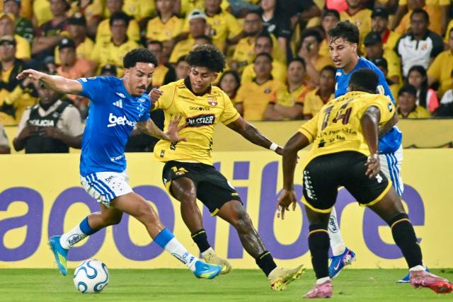 Cruzeiro's midfielder Christian and Barcelona's midfielder #16 Luis Angel Cano fight for the ball during the Copa Libertadores group stage football match between Ecuador's Barcelona and Brazil's Cruzeiro at the Monumental Banco Pichincha stadium in Guayaquil, Guayas province, Ecuador, on April 7, 2026. (Photo by MARCOS PIN / AFP)