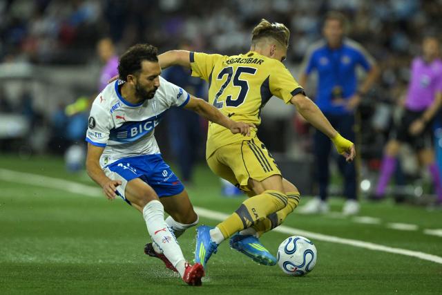 Universidad Catolica's midfielder #15 Cristian Cuevas and Boca Juniors' midfielder #25 Santiago Ascacibar fight for the ball during the Copa Libertadores group stage football match between Chile's Universidad Catolica and Argentina's Boca Juniors at the Claro Arena stadium in Santiago on April 7, 2026. (Photo by Rodrigo ARANGUA / AFP)