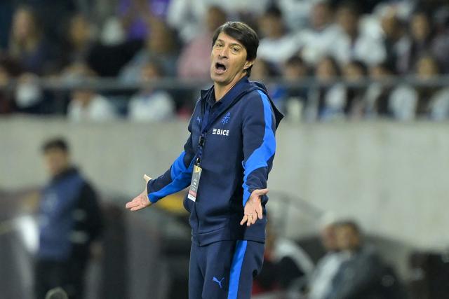 Universidad Catolica's Argentine head coach Daniel Garnero gestures during the Copa Libertadores group stage football match between Chile's Universidad Catolica and Argentina's Boca Juniors at the Claro Arena stadium in Santiago on April 7, 2026. (Photo by Rodrigo ARANGUA / AFP)