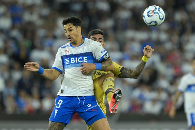 Universidad Catolica's Argentine forward #09 Fernando Zampedri and Boca Juniors' defender #02 Lautaro Di Lollo fight for the ball during the Copa Libertadores group stage football match between Chile's Universidad Catolica and Argentina's Boca Juniors at the Claro Arena stadium in Santiago on April 7, 2026. (Photo by Rodrigo ARANGUA / AFP)