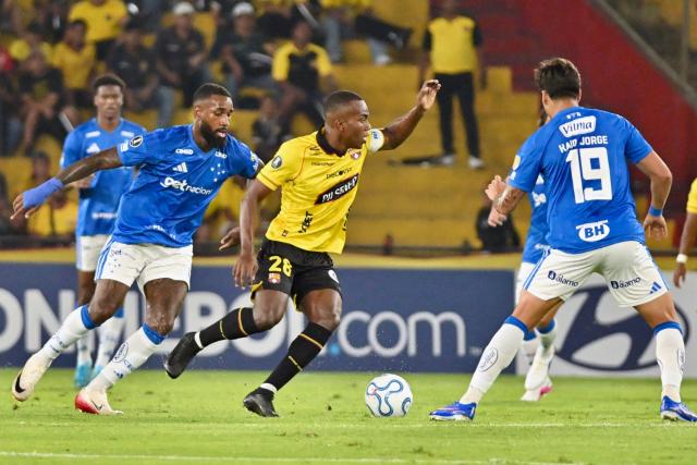 Cruzeiro's midfielder #11 Gerson and Barcelona's midfielder #28 Jhonny Quinonez fight for the ball during the Copa Libertadores group stage football match between Ecuador's Barcelona and Brazil's Cruzeiro at the Monumental Banco Pichincha stadium in Guayaquil, Guayas province, Ecuador, on April 7, 2026. (Photo by MARCOS PIN / AFP)