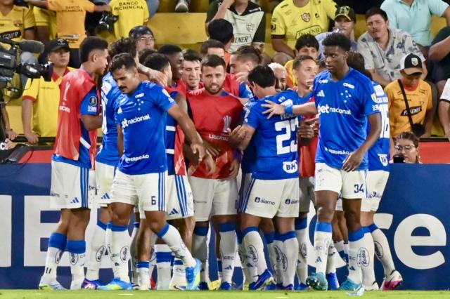 Cruzeiro players celebrate after scoring during the Copa Libertadores group stage football match between Ecuador's Barcelona and Brazil's Cruzeiro at the Monumental Banco Pichincha stadium in Guayaquil, Guayas province, Ecuador, on April 7, 2026. (Photo by MARCOS PIN / AFP)