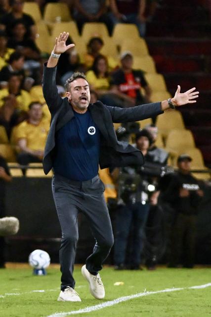 Cruzeiro's Portuguese head coach Artur Jorge gestures during the Copa Libertadores group stage football match between Ecuador's Barcelona and Brazil's Cruzeiro at the Monumental Banco Pichincha stadium in Guayaquil, Guayas province, Ecuador, on April 7, 2026. (Photo by MARCOS PIN / AFP)