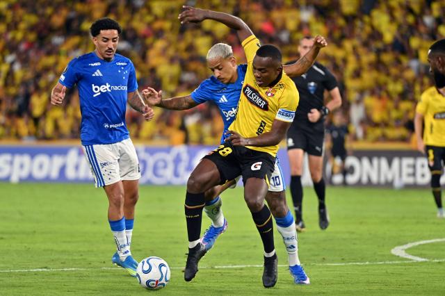 Cruzeiro's midfielder #10 Matheus Pereira and Barcelona's midfielder #28 Jhonny Quinonez fight for the ball during the Copa Libertadores group stage football match between Ecuador's Barcelona and Brazil's Cruzeiro at the Monumental Banco Pichincha stadium in Guayaquil, Guayas province, Ecuador, on April 7, 2026. (Photo by MARCOS PIN / AFP)