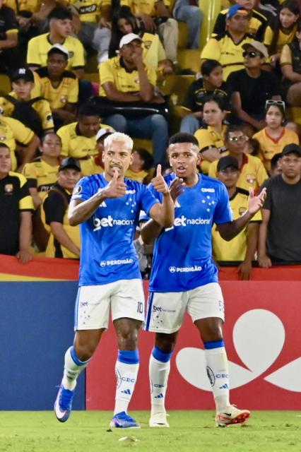 Cruzeiro's midfielder #10 Matheus Pereira celebrates with Cruzeiro's Ecuadorean forward Keny Arroyo after scoring the team's first goal during the Copa Libertadores group stage football match between Ecuador's Barcelona and Brazil's Cruzeiro at the Monumental Banco Pichincha stadium in Guayaquil, Guayas province, Ecuador, on April 7, 2026. (Photo by MARCOS PIN / AFP)