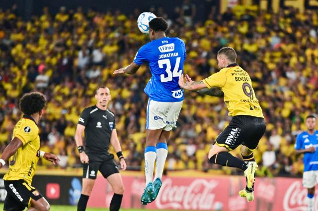 Cruzeiro's defender #34 Jonathan Jesus heads the ball over Barcelona's Argentine forward #09 Dario Benedetto during the Copa Libertadores group stage football match between Ecuador's Barcelona and Brazil's Cruzeiro at the Monumental Banco Pichincha stadium in Guayaquil, Guayas province, Ecuador, on April 7, 2026. (Photo by MARCOS PIN / AFP)