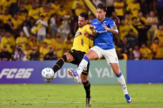 Barcelona's Paraguayan defender #33 Javier Baez and Cruzeiro's forward #19 Kaio Jorge fight for the ball during the Copa Libertadores group stage football match between Ecuador's Barcelona and Brazil's Cruzeiro at the Monumental Banco Pichincha stadium in Guayaquil, Guayas province, Ecuador, on April 7, 2026. (Photo by MARCOS PIN / AFP)